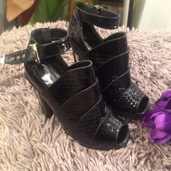 PRIVILEGED EDGY OPENED TOED BLACK BOOTIES - Picture 8 of 8